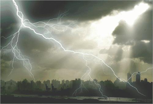 雷电天气如何预防遭雷击,雷雨天怎么防雷击