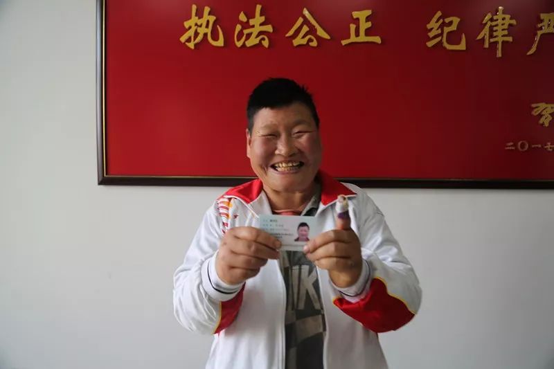 威海初村镇：证件问题落了地，一面锦旗表谢意