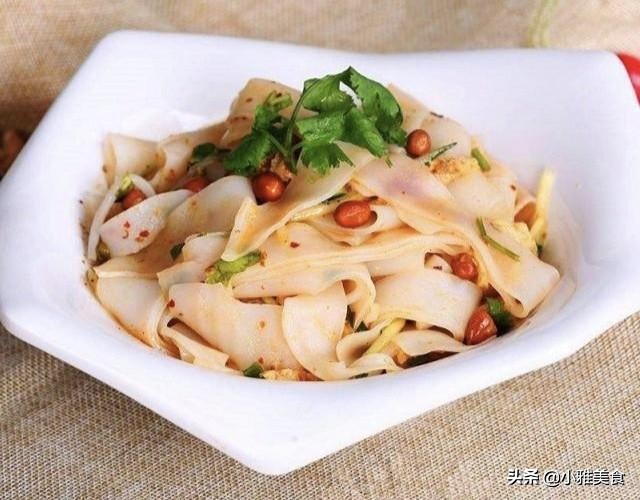 自制手工凉皮怎么弄,凉皮怎么做才筋道不断裂不洗面