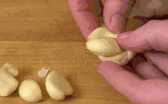 这场蒜味的持久战，是每一个嗜蒜如命的人不知道的事（菲李漫画）