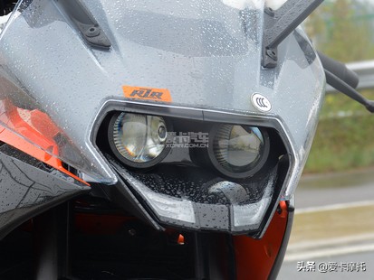 小姐姐骑着粉红色的仿赛摩托车,仿赛摩托车低座推荐