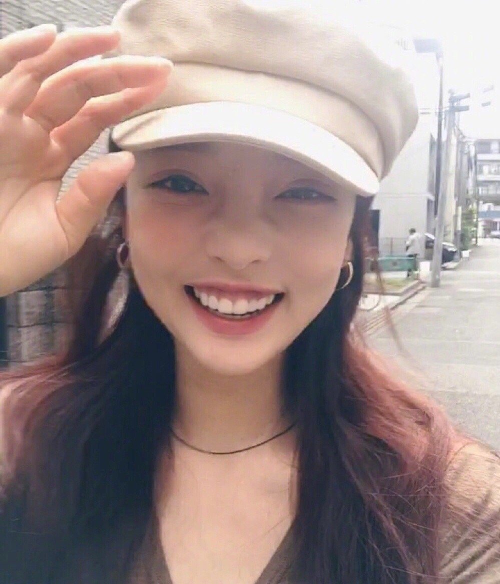 具荷拉自杀：人间不值得，你值得