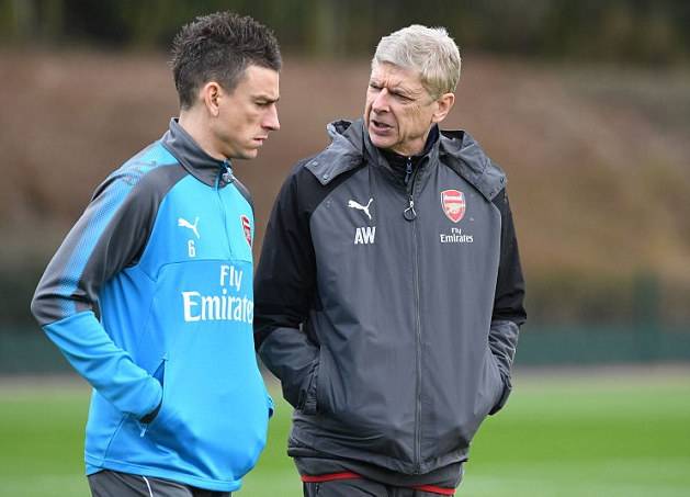 9年忠魂变身乱扔球衣的反骨仔！阿森纳为什么总和队长不欢而散？