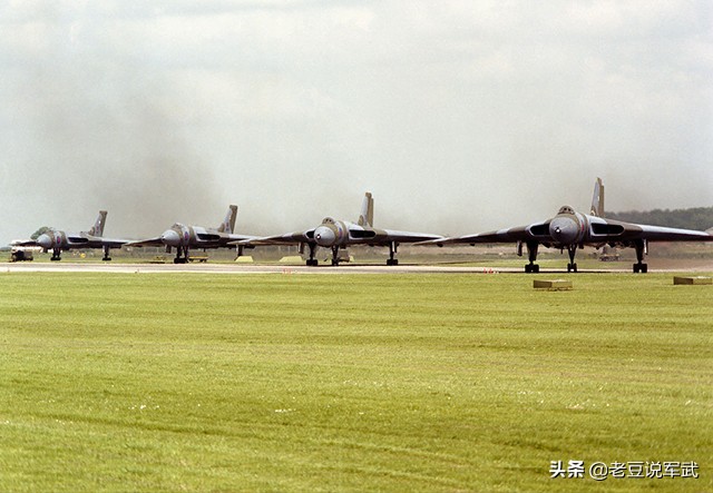 英国v型轰炸机,英国三神轰炸机