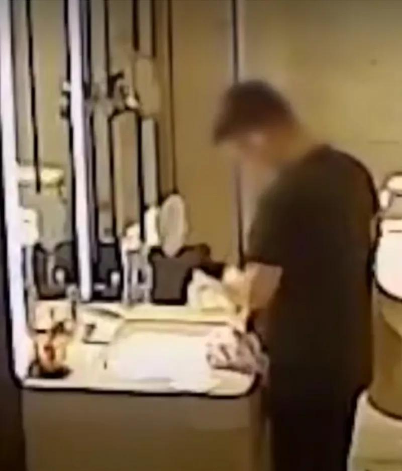 五星级酒店被爆毛巾擦杯子,酒店服务员用毛巾打扫卫生间