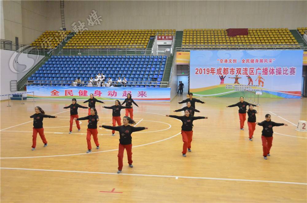 伸展加扩胸,伸展踢腿