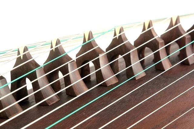 弹古筝触碰琴弦有杂音怎么解决,弹古筝有指甲的杂音是怎么回事