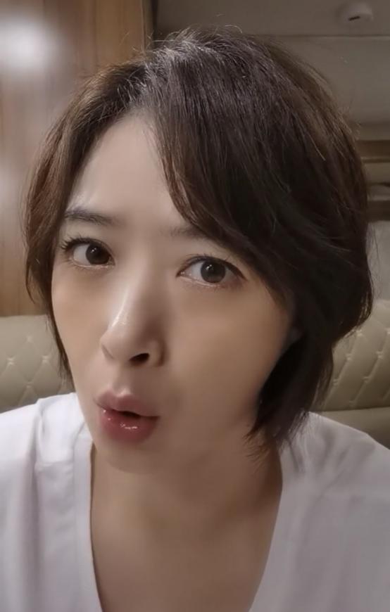 蒋欣真该减肥了，脸上肉感明显让人好想捏，但“八字沟”真显老