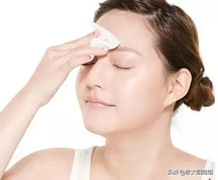 妆容怎么才不会脱妆,一整天的妆容有点脱妆该怎么补救