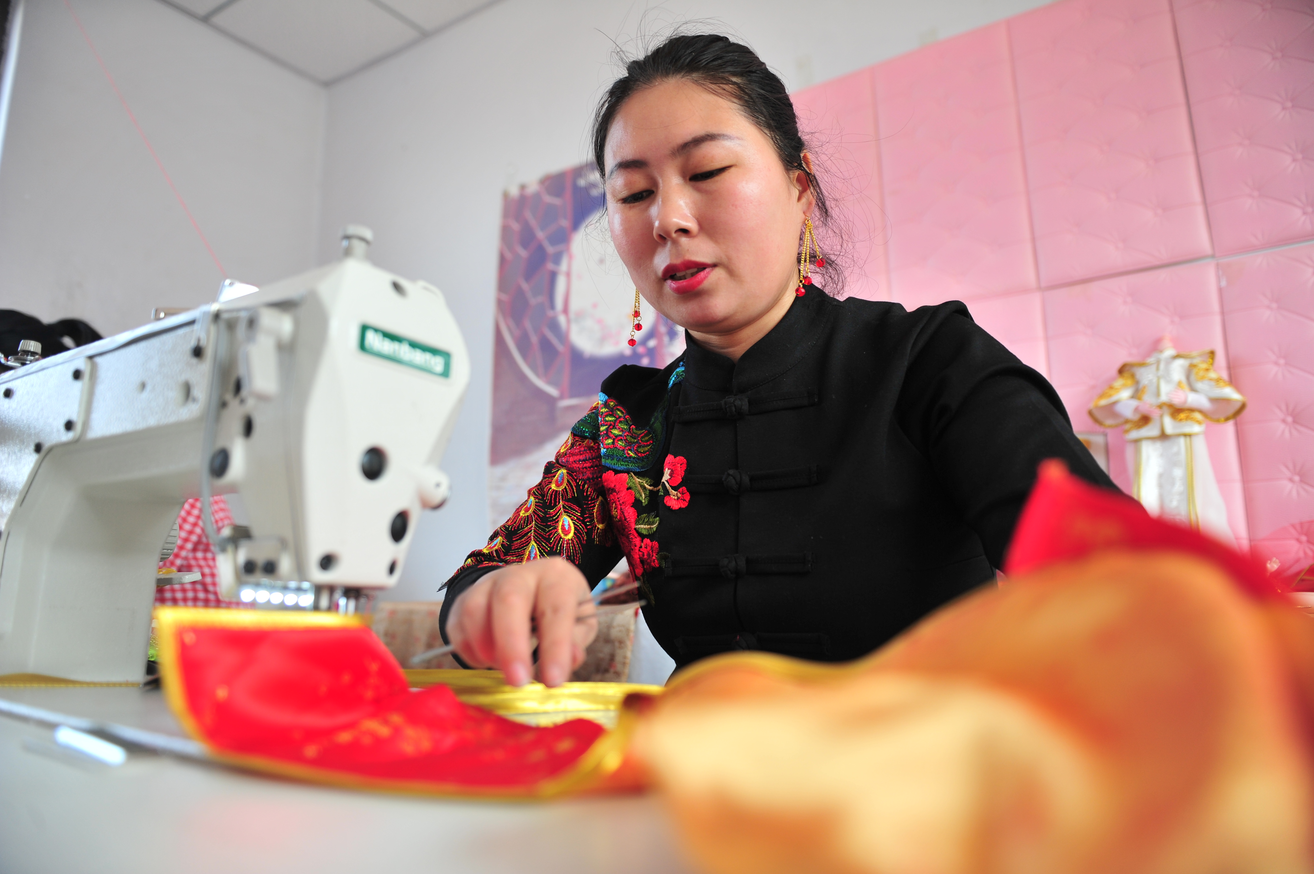 农家女开直播教做古典娃娃，拥有23.5万粉丝，收徒超过200名