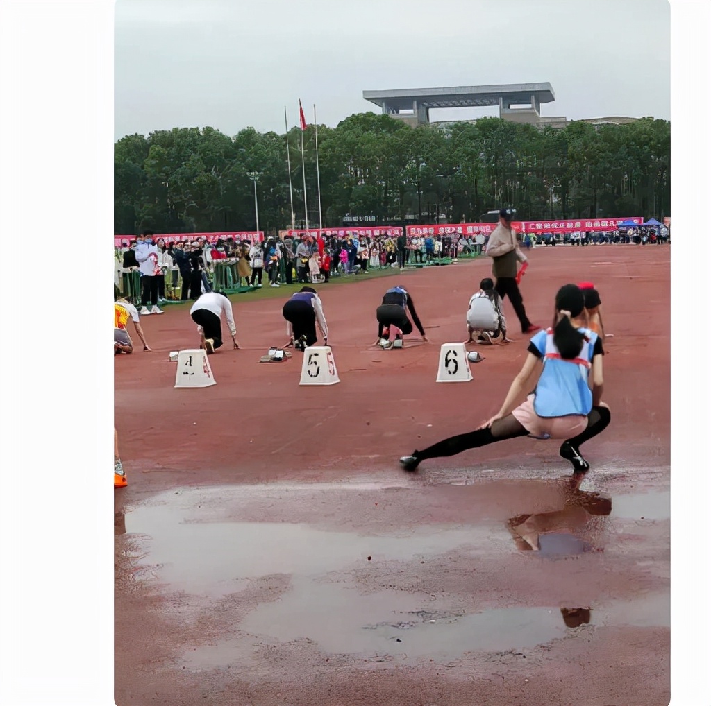 女学生赛跑穿黑丝夺冠军,网友表示伤风败俗,另一男生也穿黑丝JK