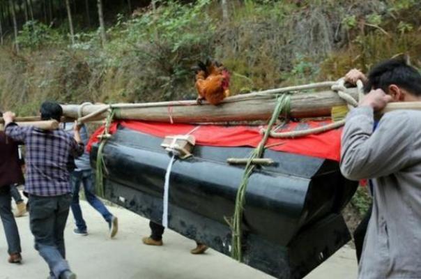雨打墓有什么说法,民间的雨打墓辈辈富的说法