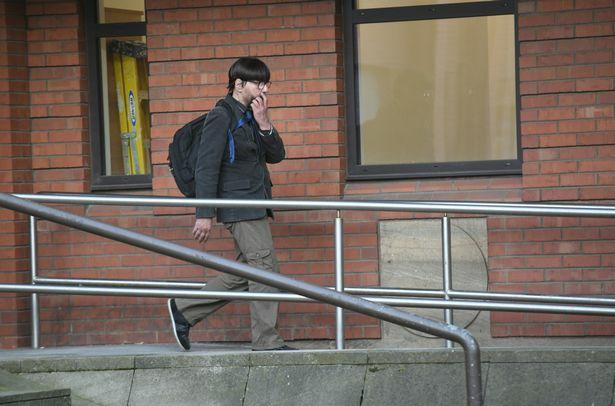 英国66岁老人伪装成学生进校园骚扰女生警方在他家搜到各种校服