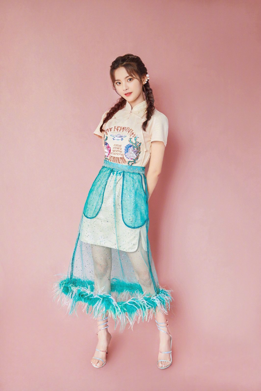 2022新款连衣裙洋气网红爆款绿色,绿色碎花连衣裙搭小白鞋还是高跟