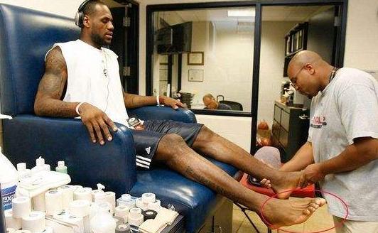 看了球员战脚还羡慕他们高薪资？老詹脚似外星人，大胡子脚像怪兽