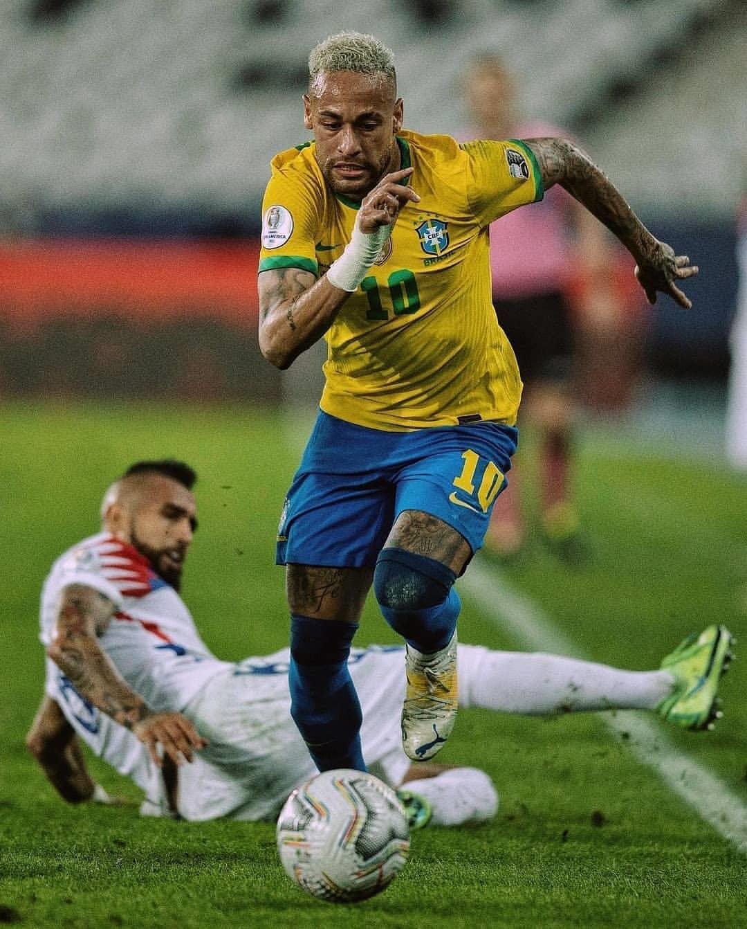 阿根廷传奇名宿：我想给内马尔屁股一脚，他比梅西差远了