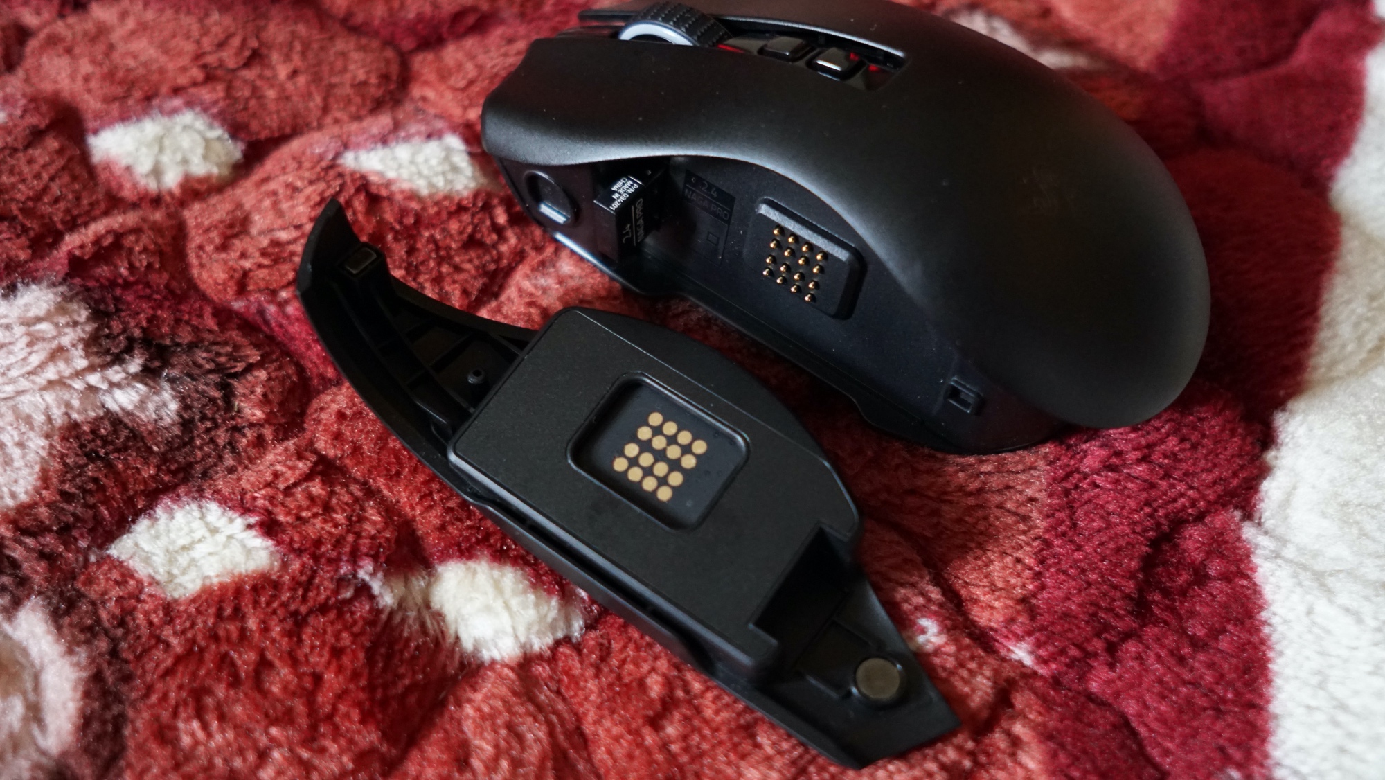 雷蛇nagapro那伽梵蛇专业版,雷蛇娜迦梵蛇专业版和v2的区别