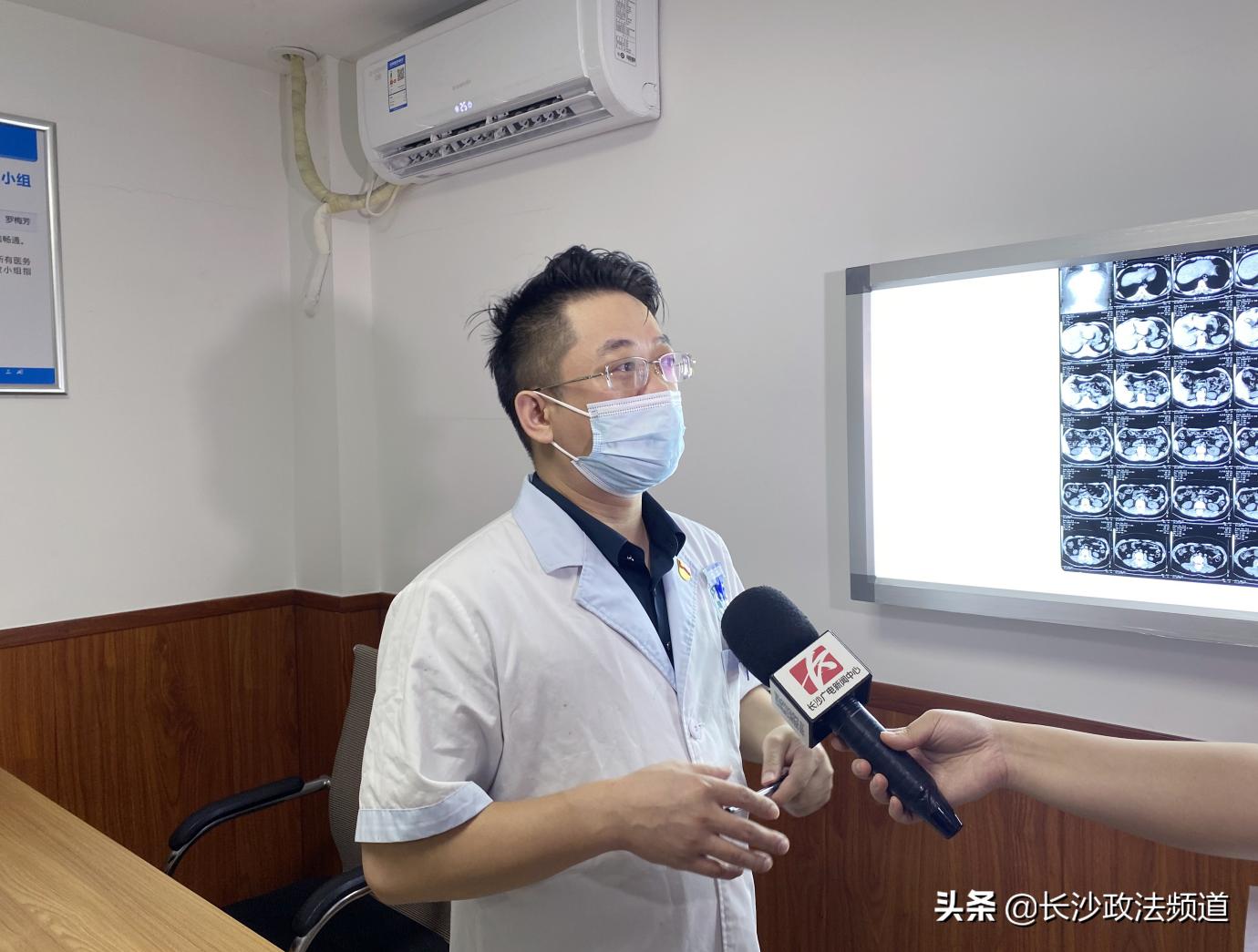 女子胸口疼去医院,女子胸口胀痛