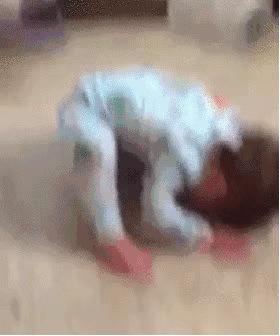 宝宝总爱咬人摔东西是缺什么,宝宝一发脾气就撞头是自闭症吗