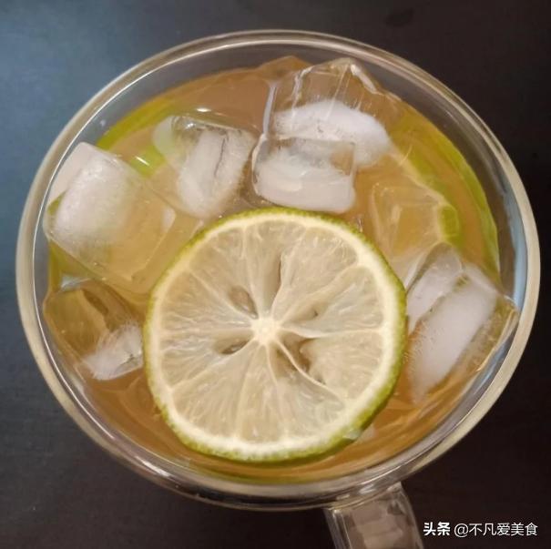 夏天太热了喝一杯冰镇果汁,天气太热了来杯果汁凉快解暑