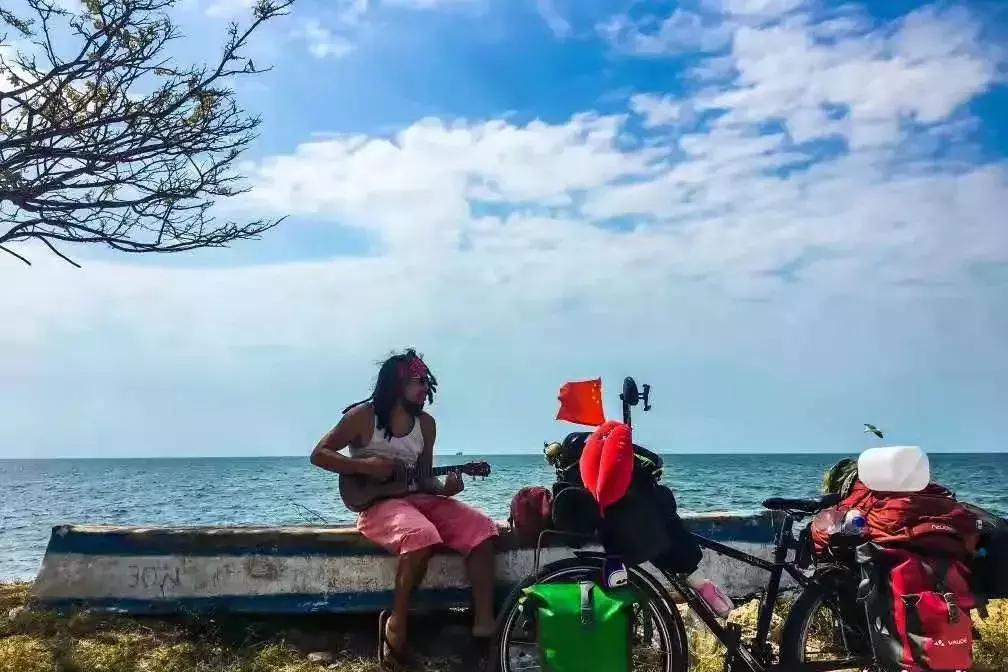 他骑行27个国家,他7年环游中国18万公里绕赤道4圈