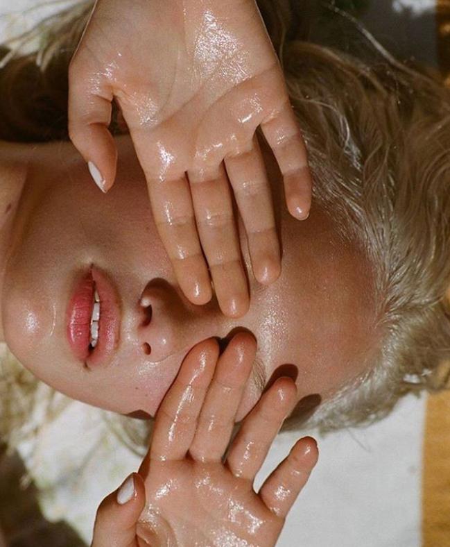 脸上有个光滑不痛不痒的小疙瘩,脸上皮肤粗糙长疙瘩是怎么回事