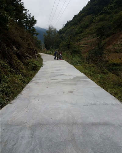 下雨把水泥地面冲烂怎么办,刚打的水泥地面冻坏怎样修复