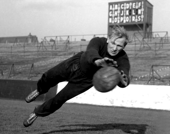 他原是纳粹战犯，却意外成为英国足球先生、足坛超级巨星