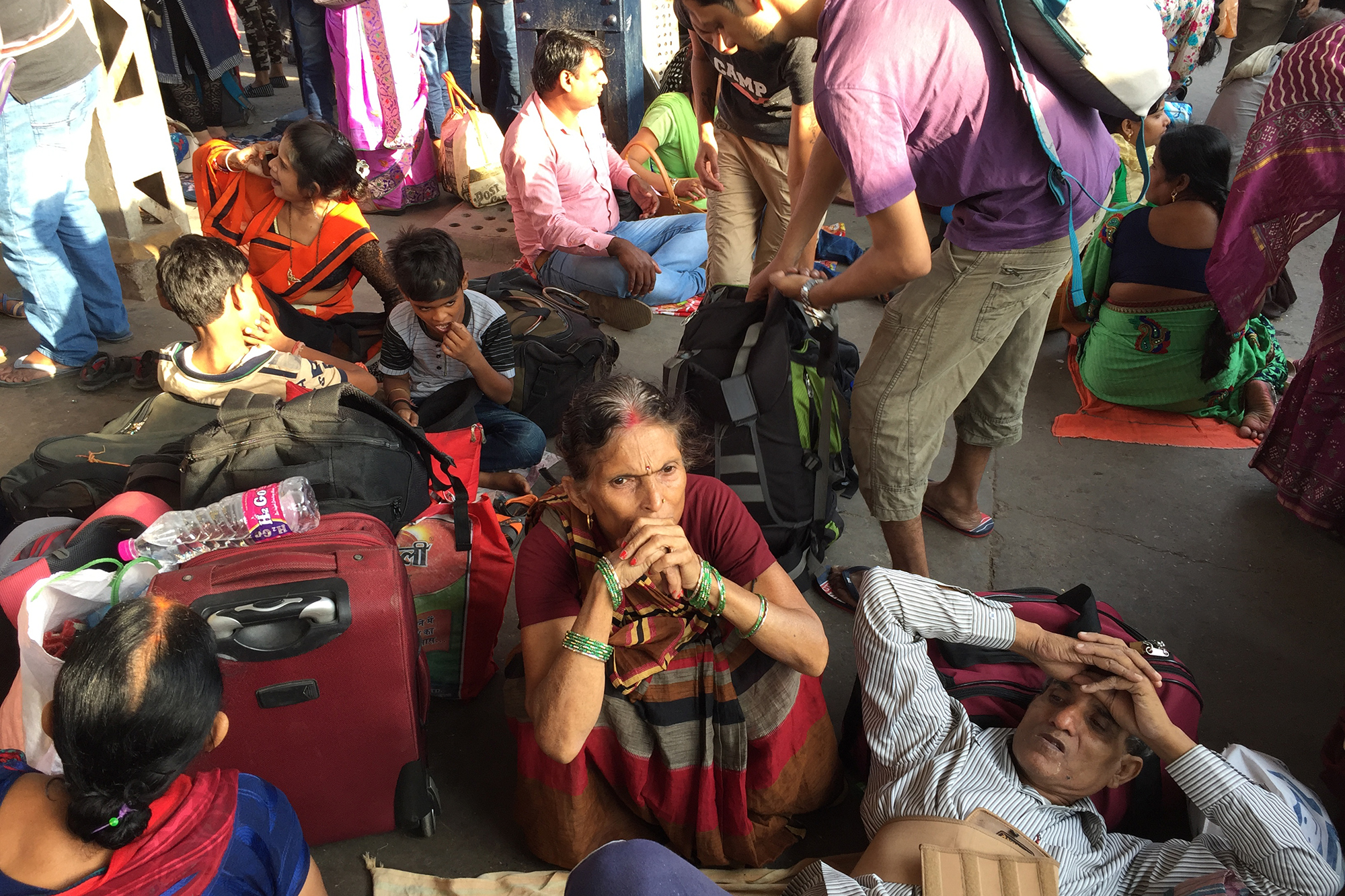 印度新德里垃圾堆积如山触目惊心,印度的交通混乱拥堵是什么原因