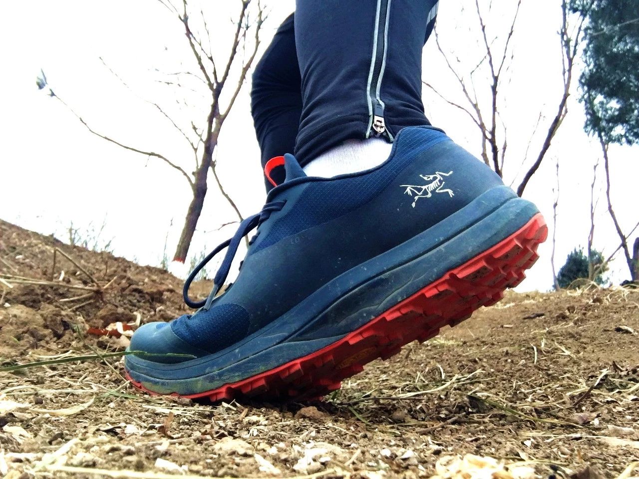 透气抗水登山鞋,耐磨防滑透气缓震登山徒步鞋