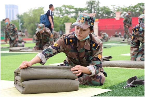 1300名新生拼动态国旗表白祖国,超燃千名学生向祖国表白