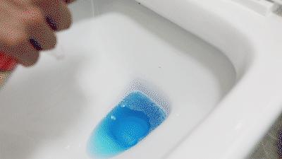 拉屎的时候怎么防止溅水,教你怎么拉粑粑不粘马桶上