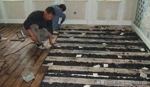 瓷砖地板发霉变黑怎么处理,地板发霉30秒解决