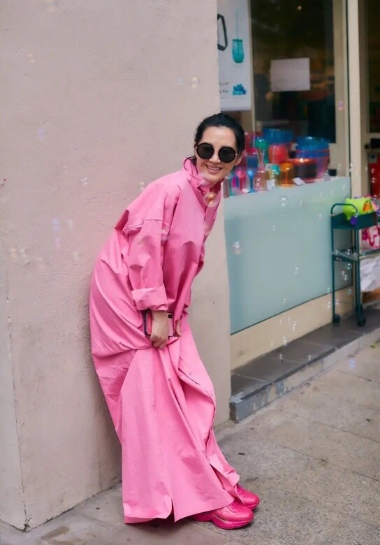 许晴穿着玫红色旅游鞋是啥牌子,许晴黑色长裙搭配图片