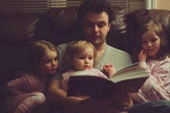 父亲帮女儿洗头正常吗,父亲帮孩子洗澡的好处