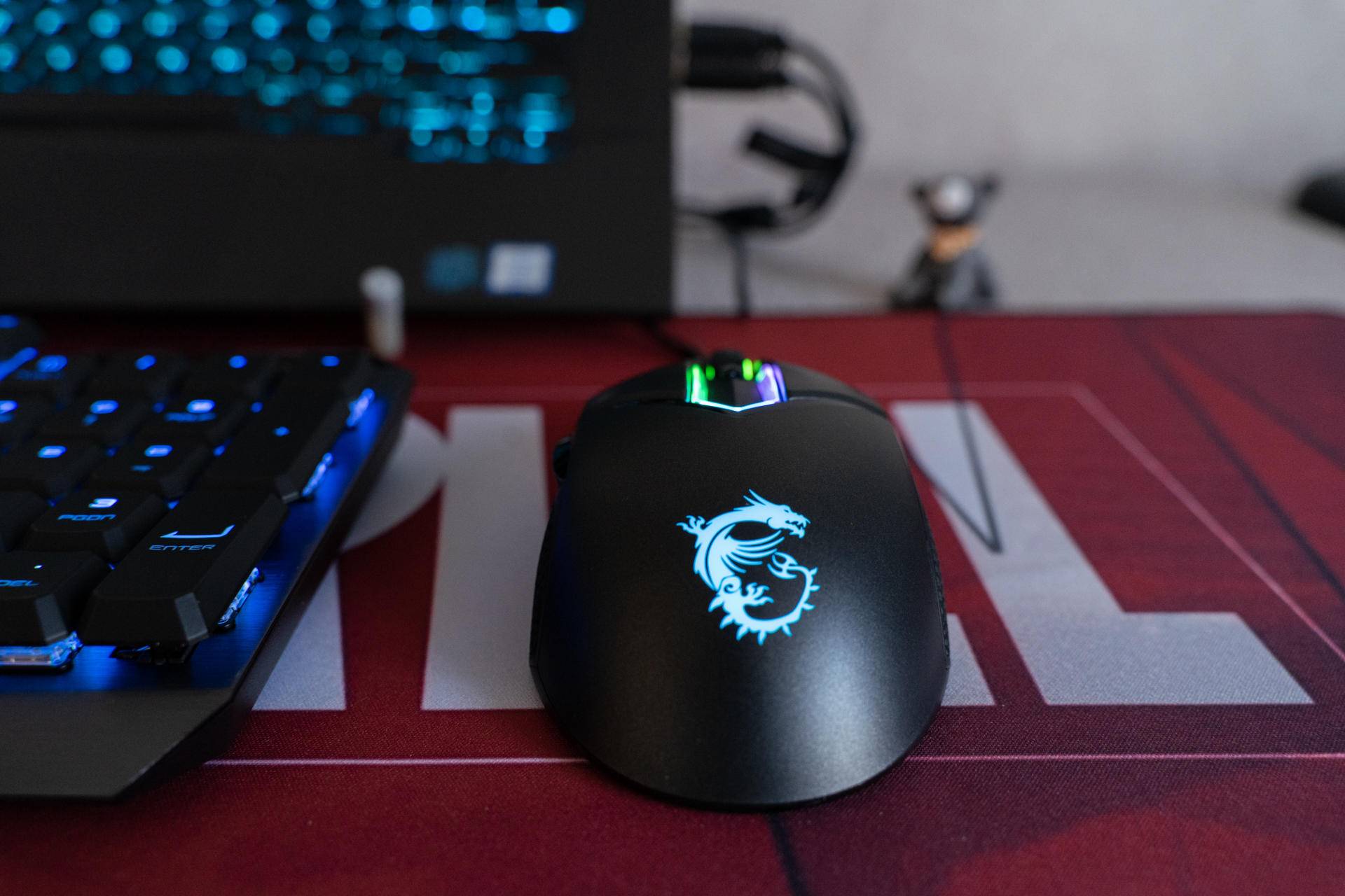 看样子就很有料，这个自带龙纹身的鼠标果然很不一般