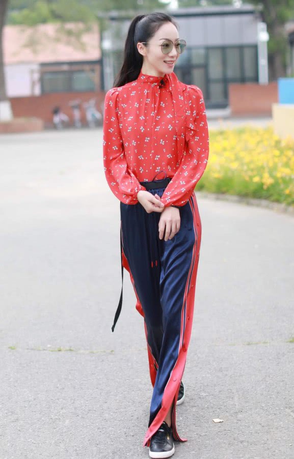 韩雪穿搭夏天气质发型图,大波浪不出错烫发