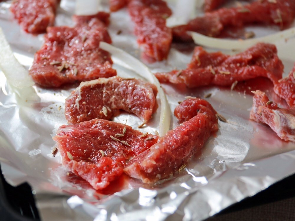 烤牛肉片的做法烤箱烤多长时间,老东北美食烤牛肉怎么腌制才鲜嫩