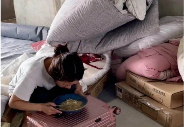 95后女孩,打工10年,首付28万买毛坯房,却被骂上热搜,为啥?