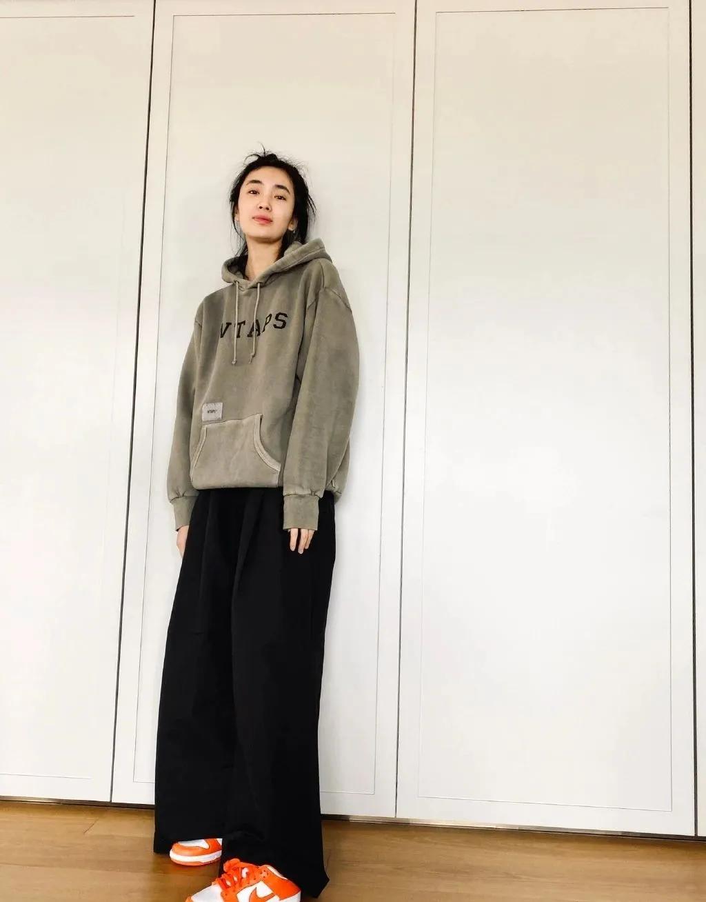 周杰伦球鞋配色,邓紫棋周杰伦同款球鞋