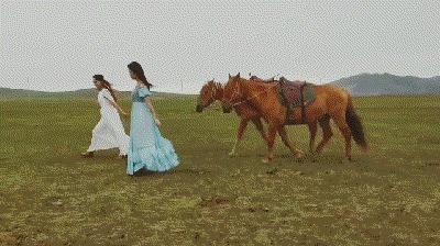 闺蜜旅游拍照片怎么摆动作,闺蜜旅游拍照姿势大全站姿