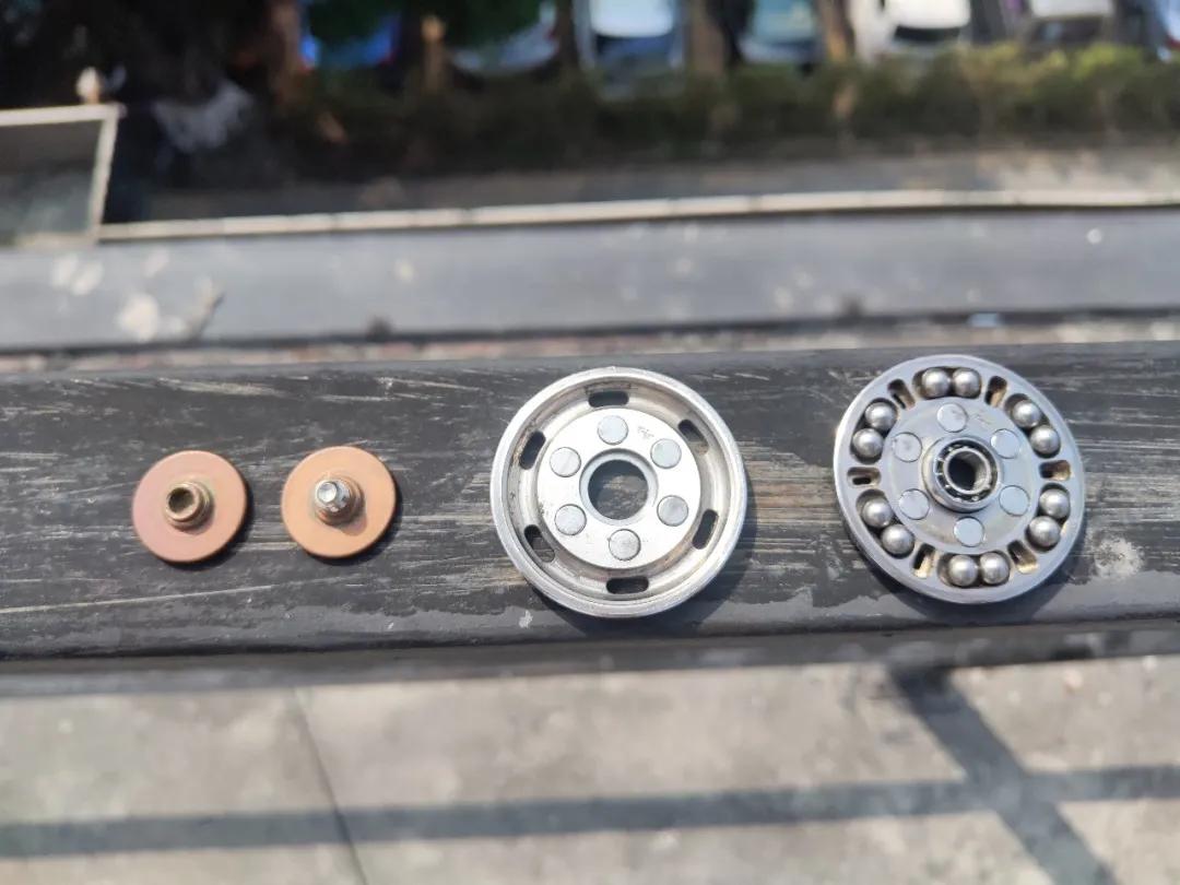 这个指尖陀螺不仅能转,还能啪啪啪?