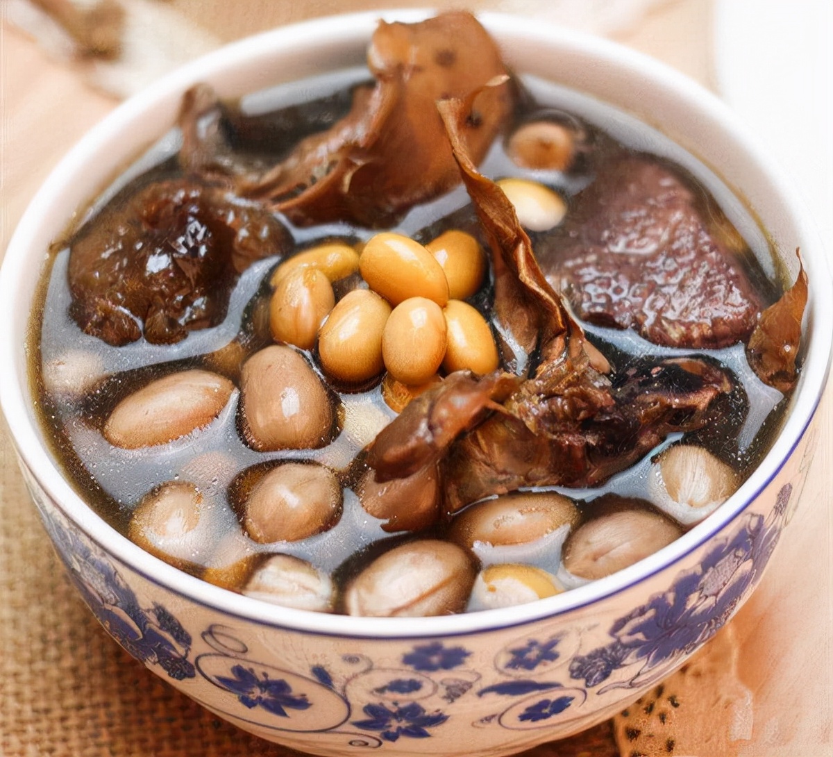 墨鱼黄豆排骨汤海带怎么煲比较好,猪脚墨鱼汤花生眉豆汤