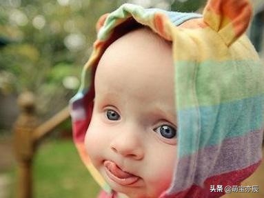 宝宝醒着总是哭闹怎么回事,小朋友半夜哭闹不醒是怎么回事