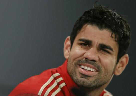 我有一个特别喜欢的老师,一个喜欢足球的体育老师