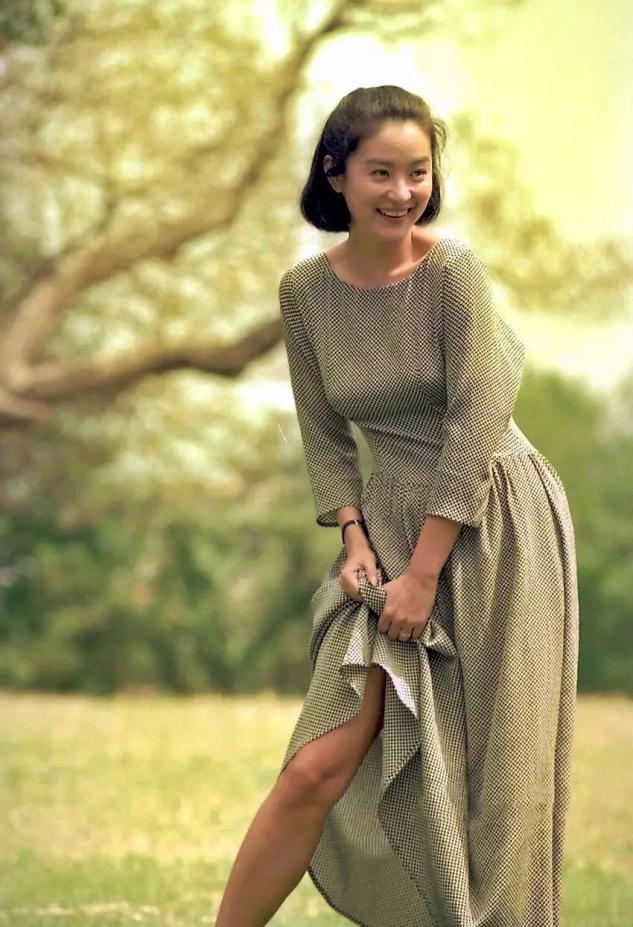 四五十岁的女人想要保持活力感，多穿这几款面料，显年轻十几岁