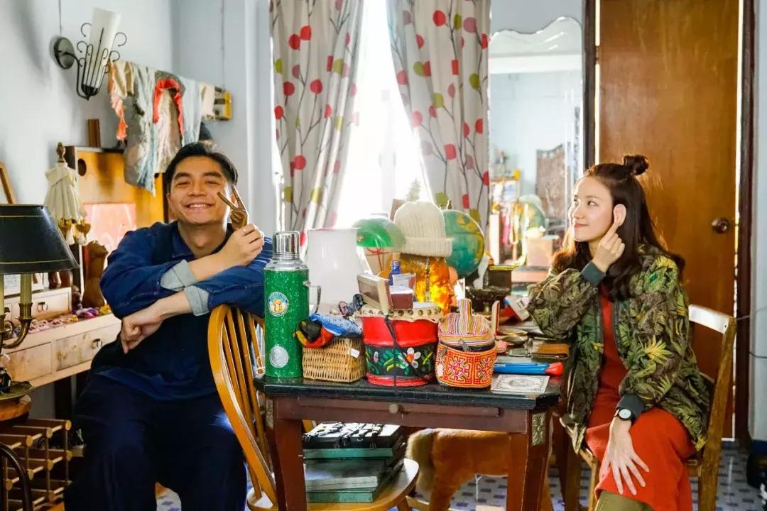 香港年轻人一辈子买不起房，把破出租屋改成复古小窝