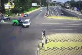 动图警示：小车突然冲向推车老人，幸运的红衣女人尖叫着跑开