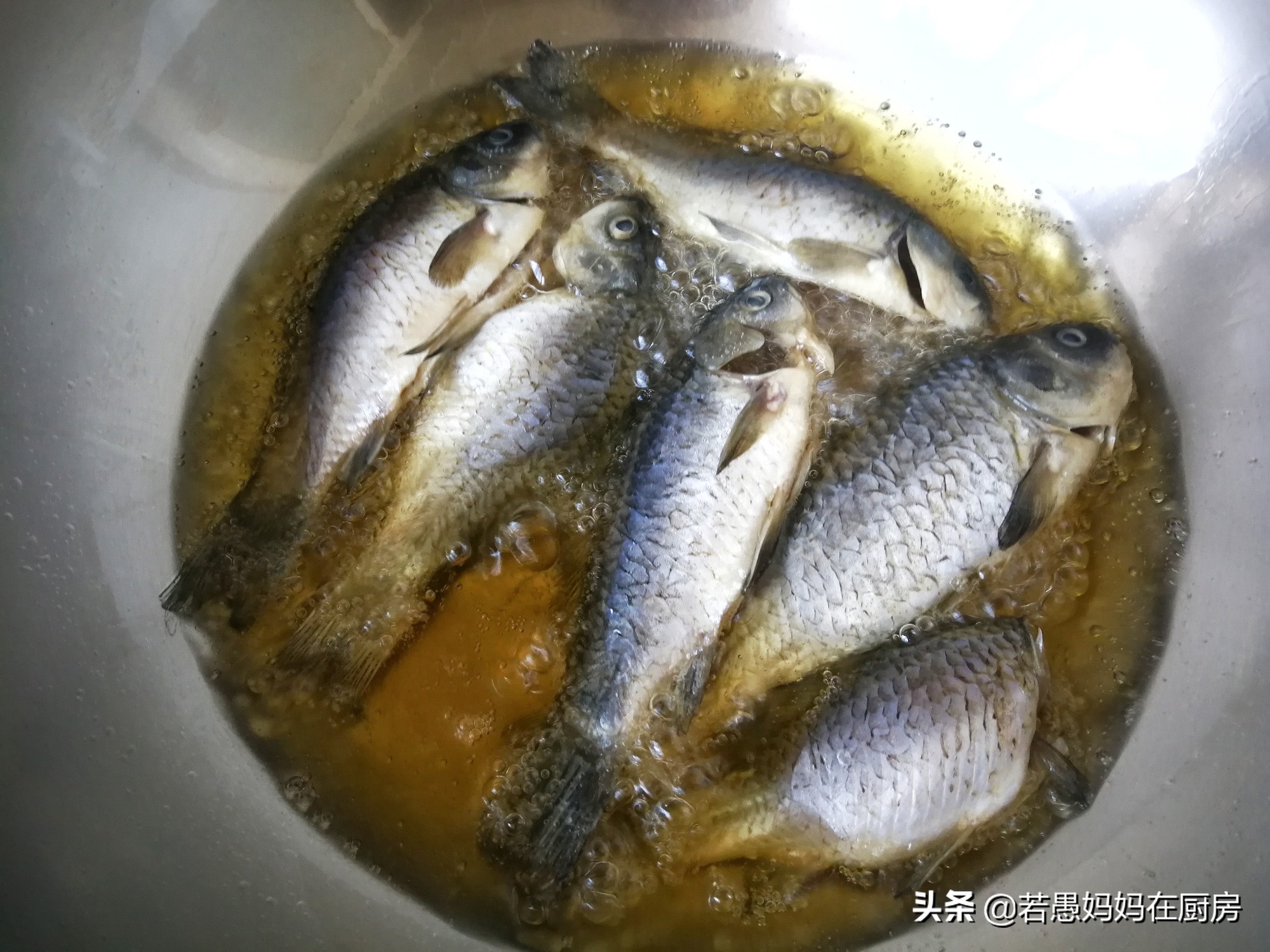 小鲫鱼不油炸怎么炖刺会烂,小鲫鱼怎样烧汤更好吃