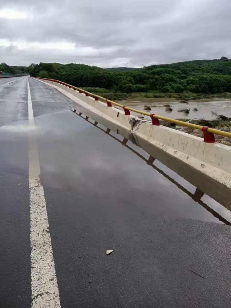 海南一高速大桥,为何因“狮子山”突发塌陷*锁封**?未发现大货车